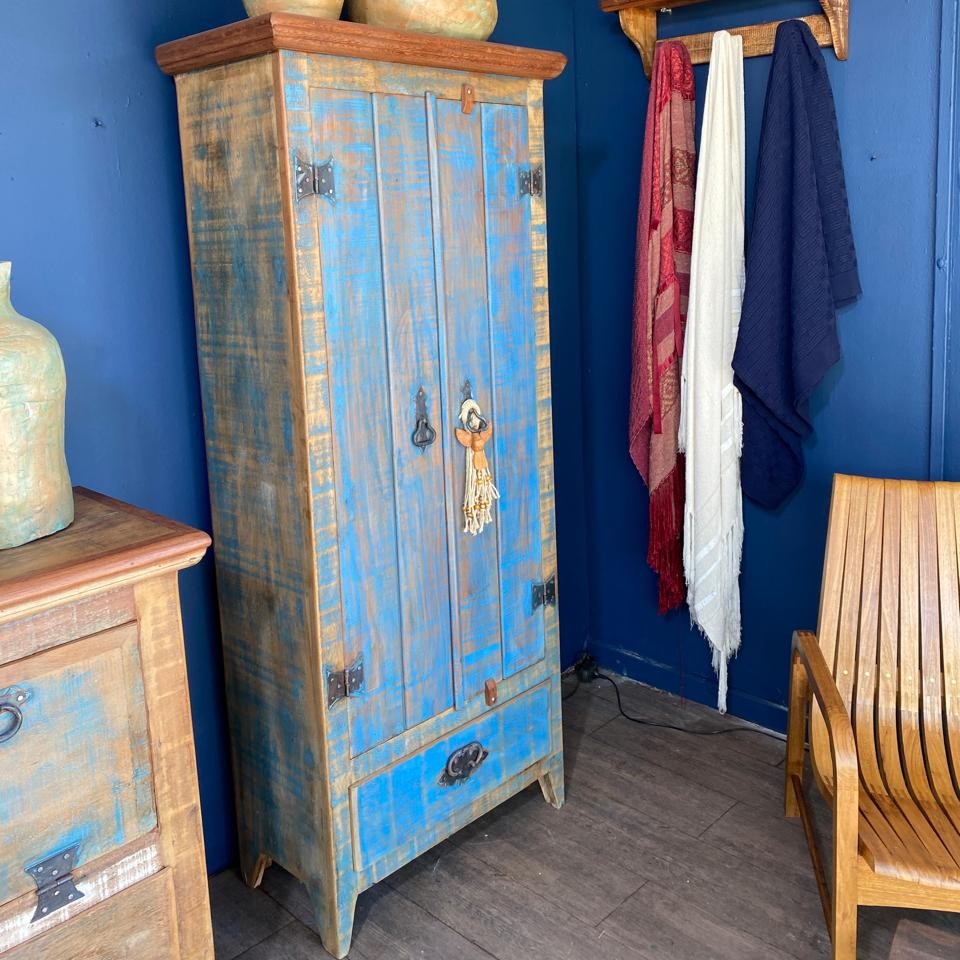 Armário rústico em pátina azul com 2 portas e 1 gaveta