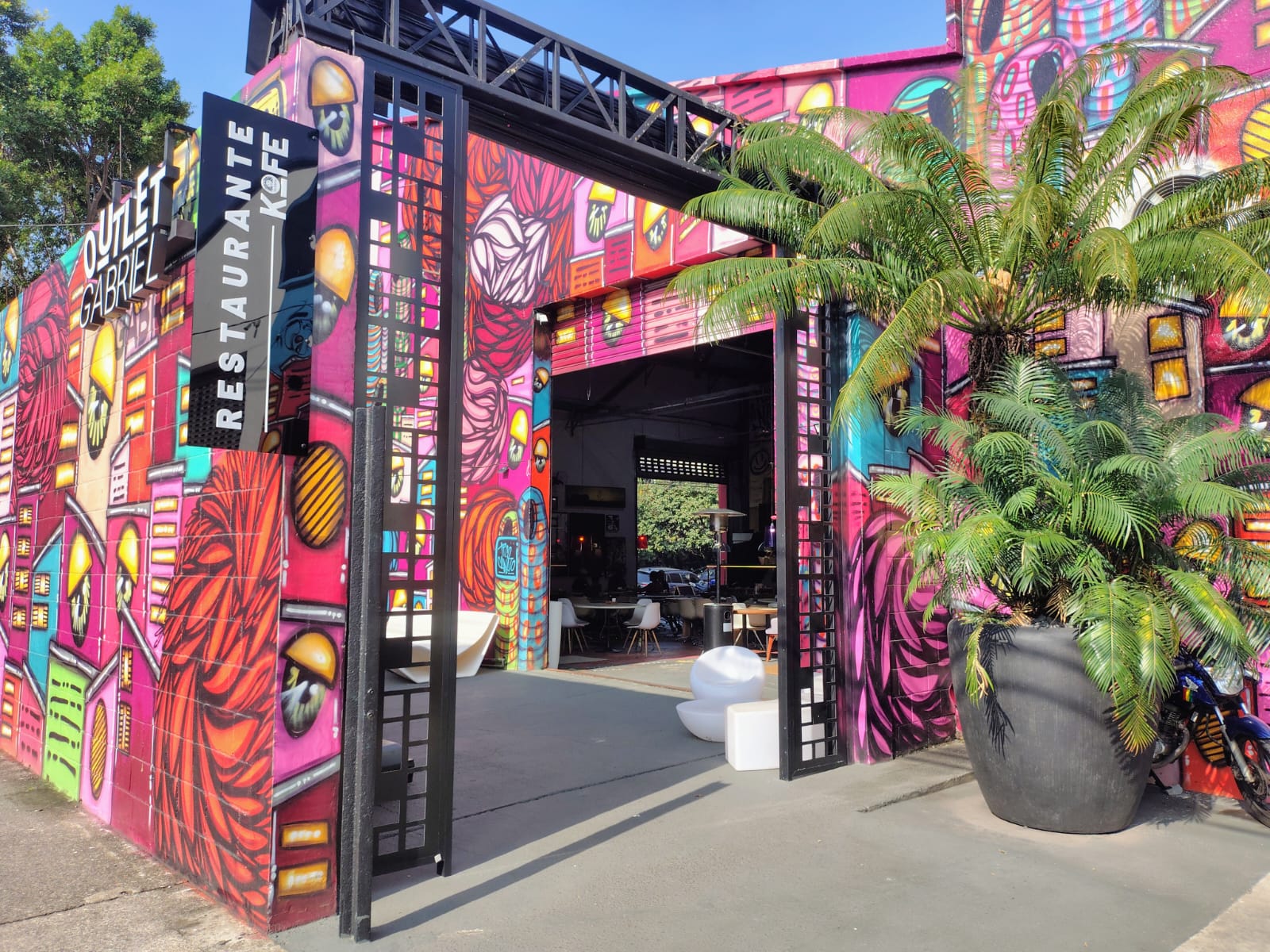 Fachada do Depósito Moringa PopUp Store em Vila Leopoldina com móveis de madeira de demolição, decoração e arte brasileira
