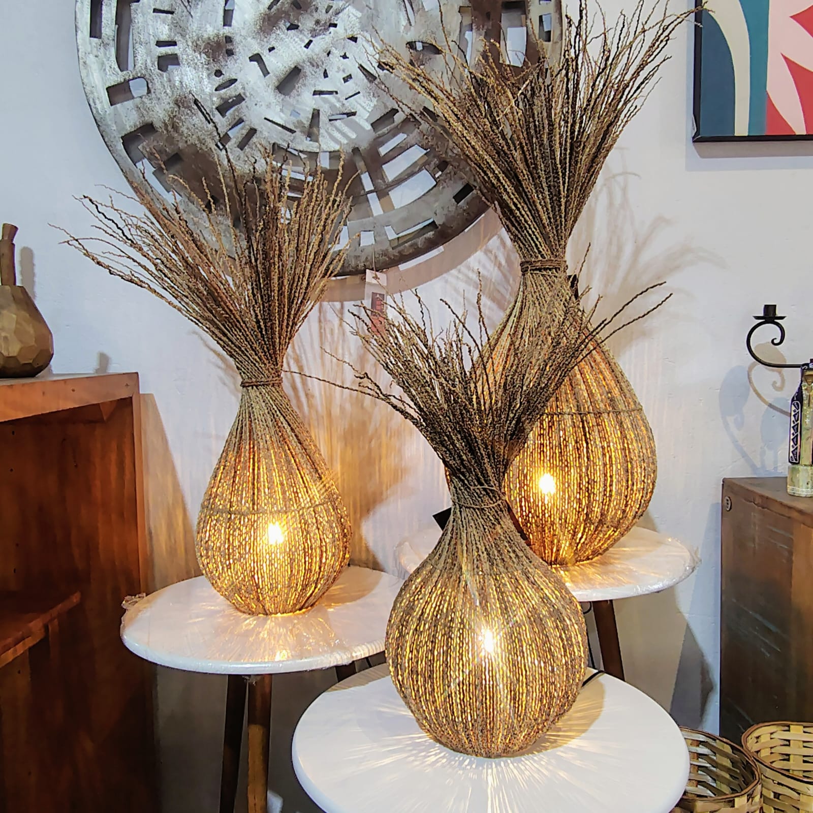 Luminária de mesa em fibra natural com palha