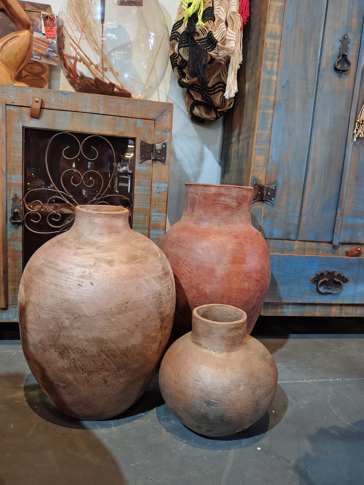 Vasos de barro artesanais em cerâmica rústica brasileira